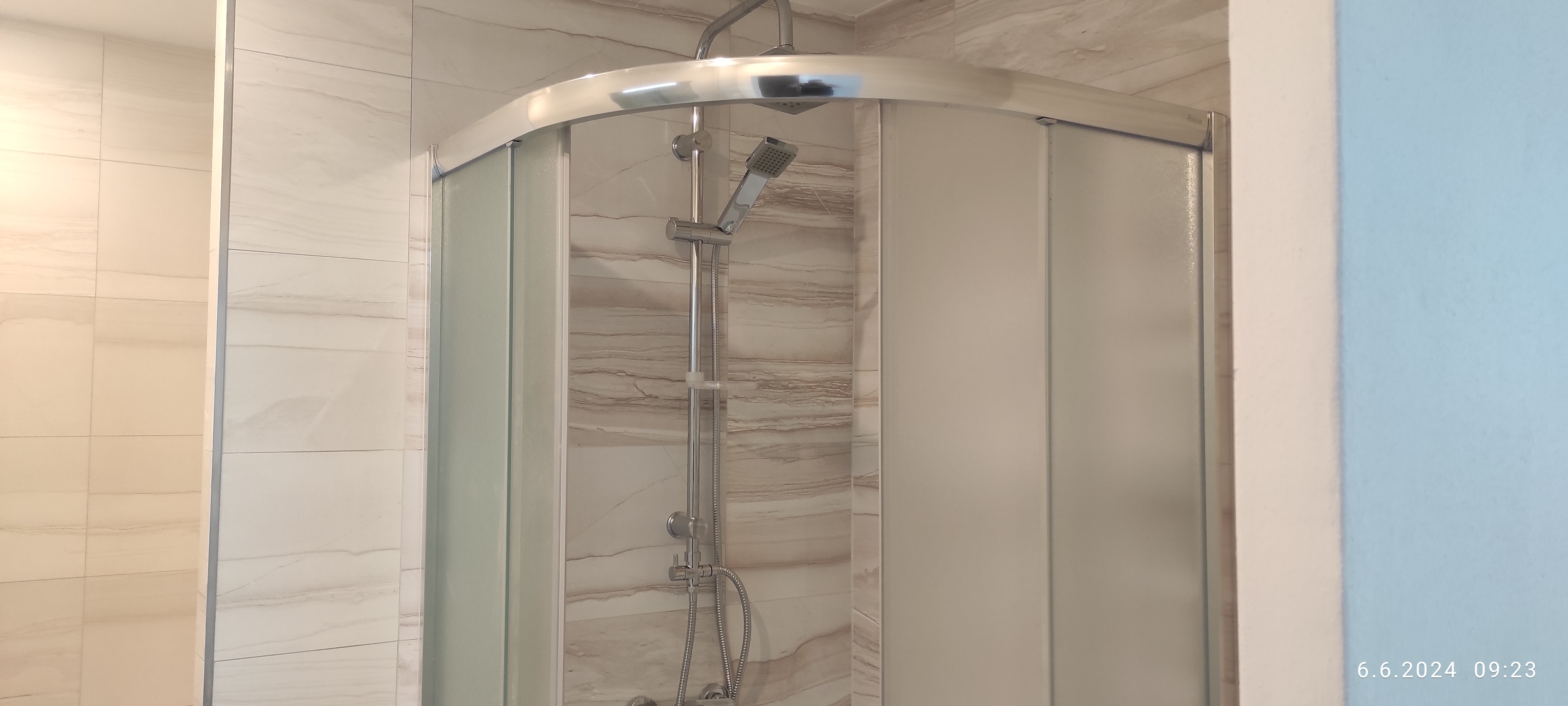 nově obložená a zrekonstruovaná koupelna