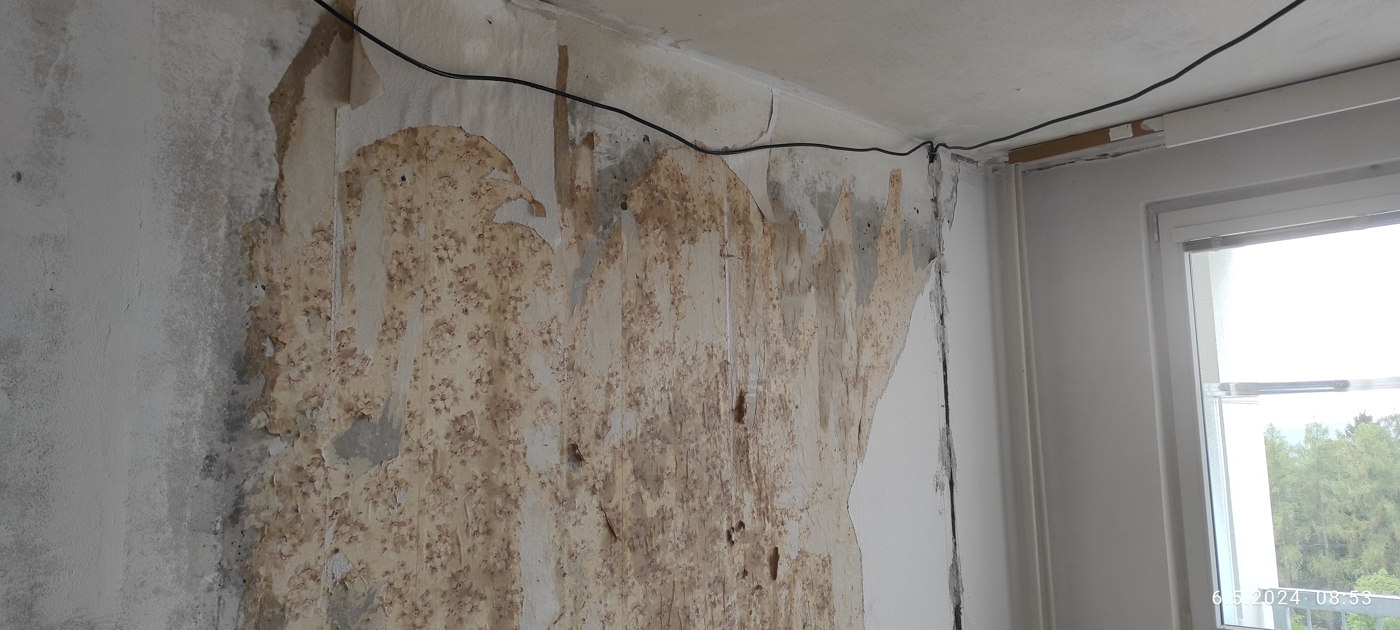 oškrábané tapety na panel